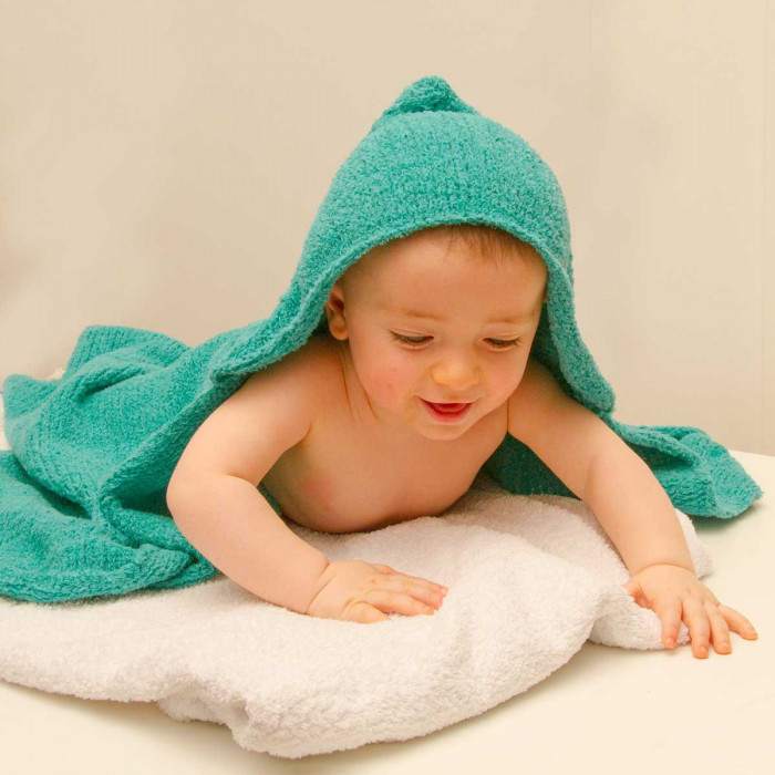 Une jolie sortie de bain pour bébé tricotée en fil éponge