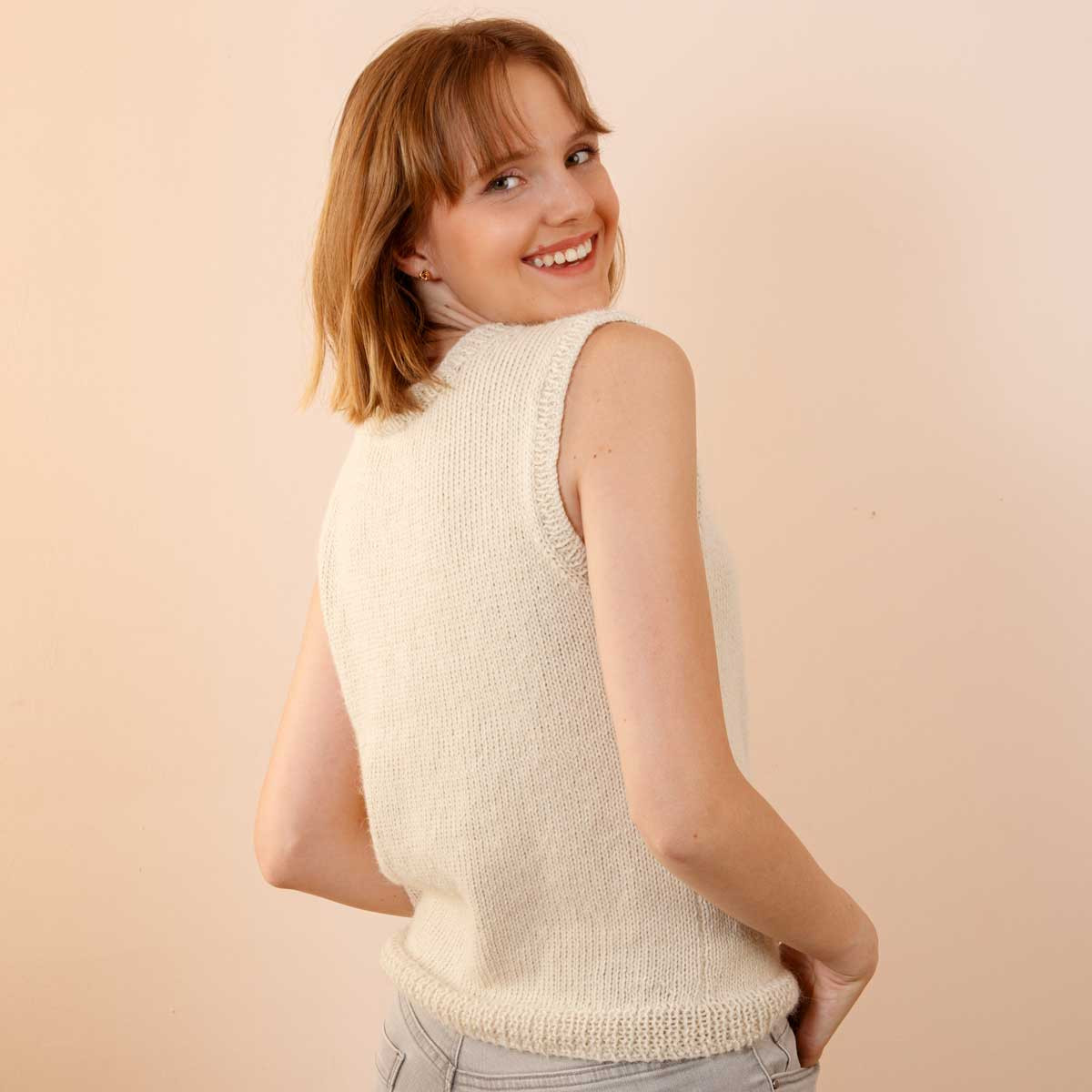 Coronille sleeveless jumper to knit